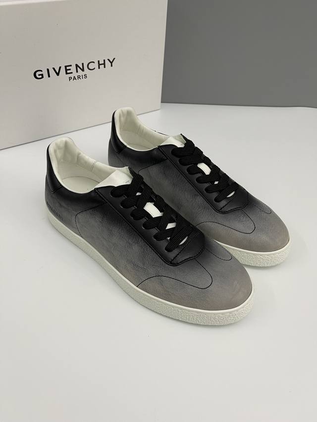 售价： 新款 商标：Givenchy 配码：38一44 45，46定做 材料：树膏皮擦色渐变低帮运动鞋 Town系列 正面缝线细节 侧面压印givenchy L